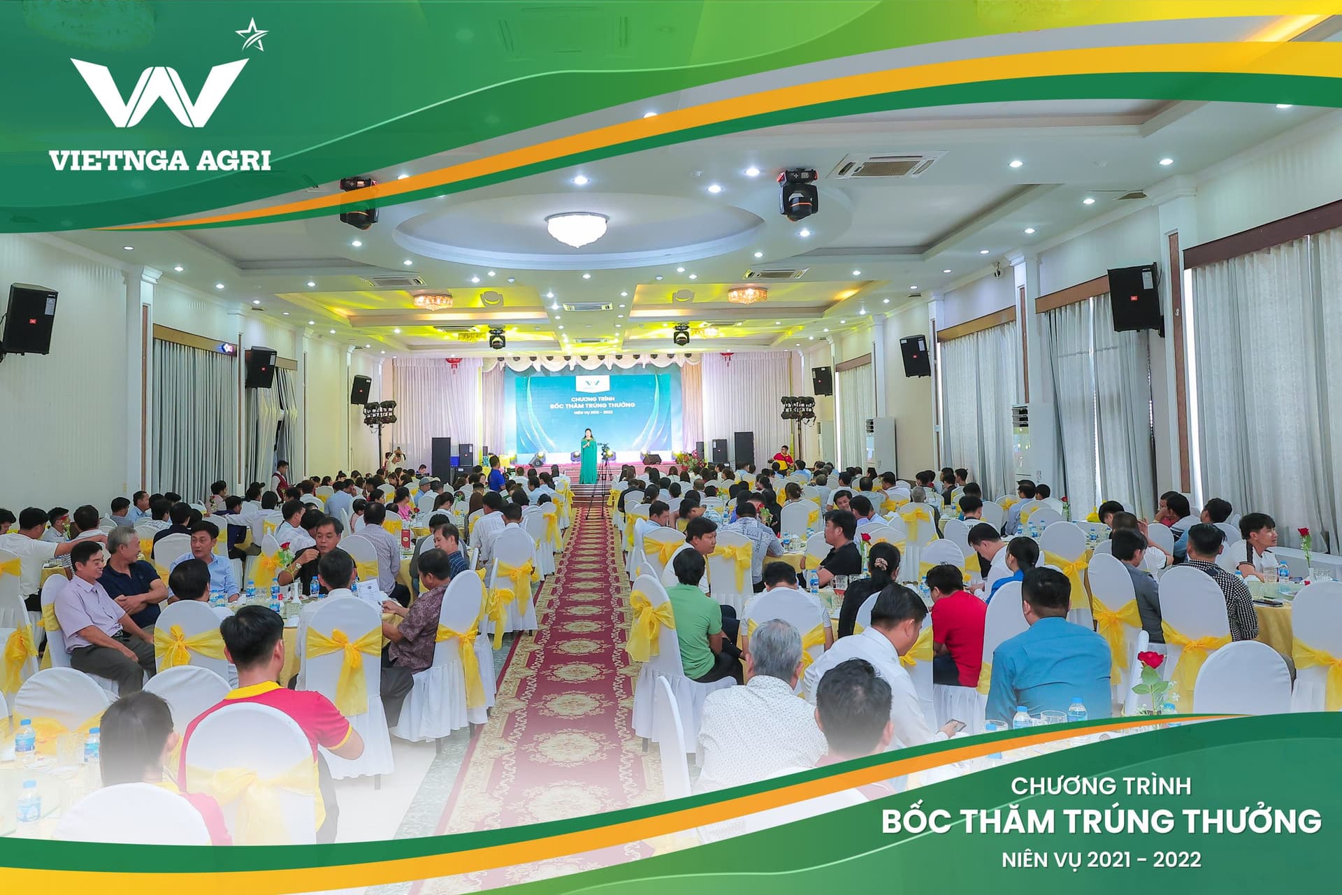 Ban lãnh đạo Việt Nga chụp lưu niệm cùng đại lý tại chương trình bốc thăm