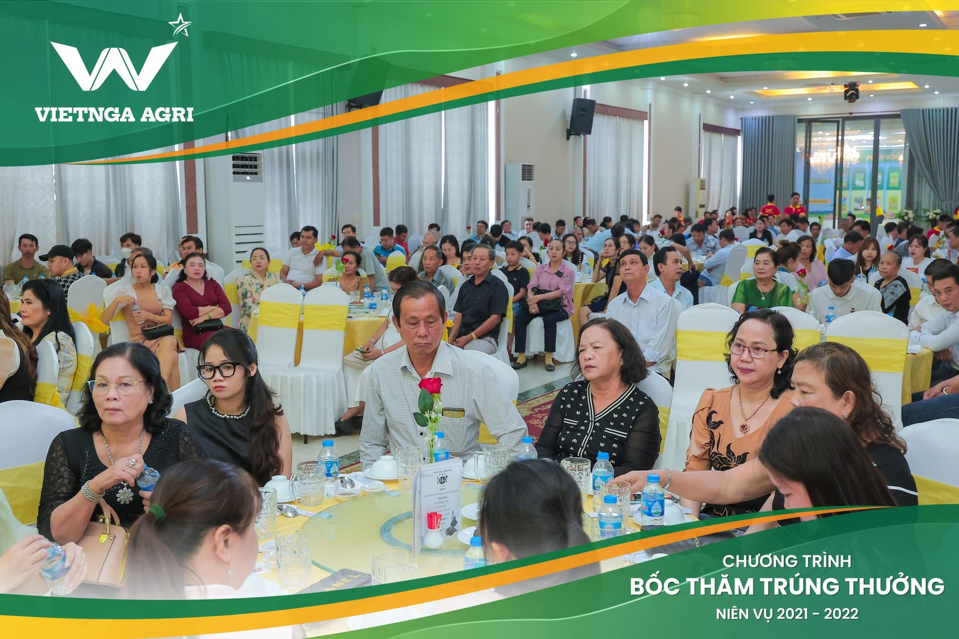 Đại lý chụp ảnh cùng nhân viên Phân Bón Việt Nga tại sự kiện bốc thăm