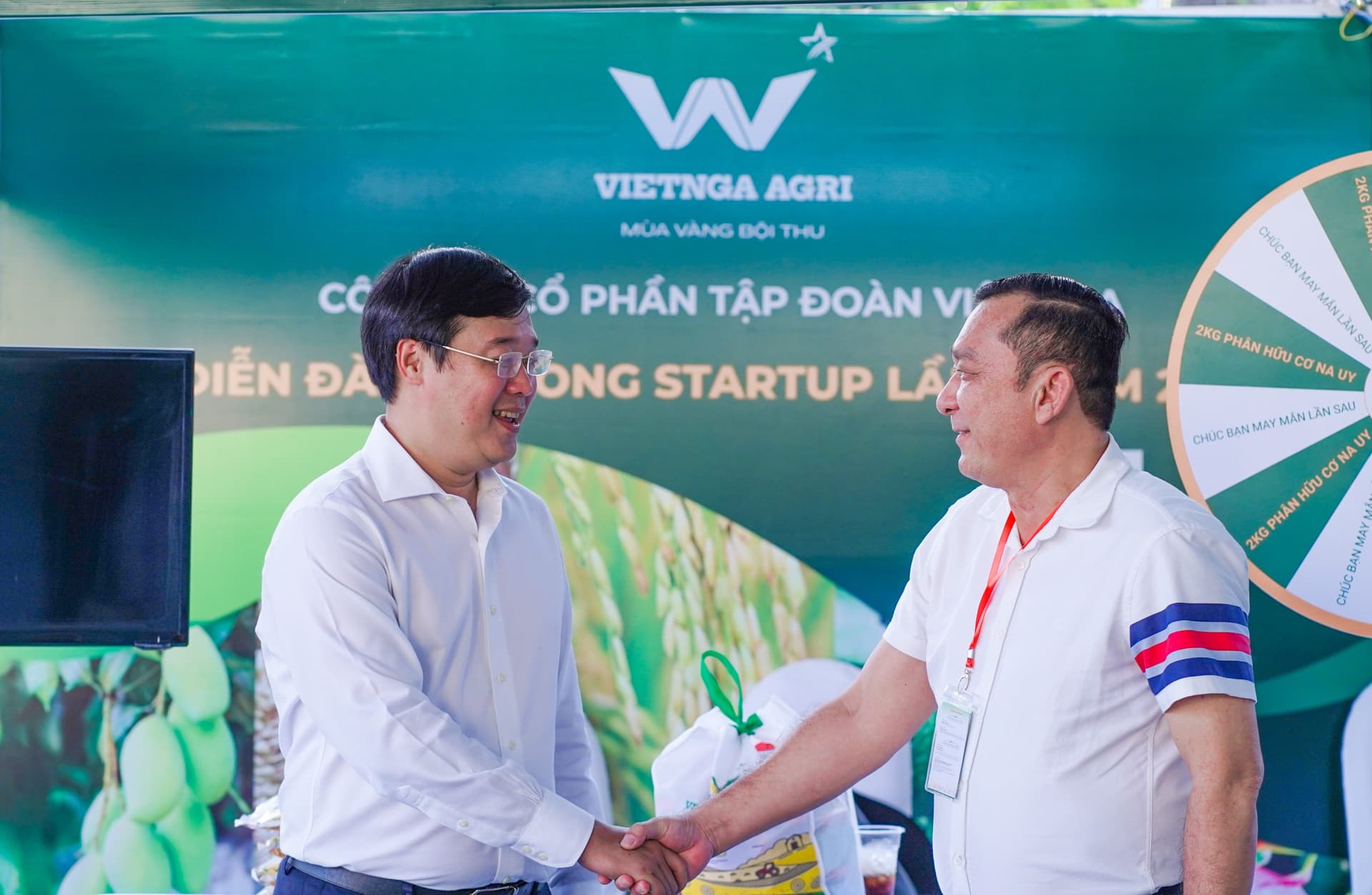 Bí thư Tỉnh ủy Đồng Tháp Lê Quốc Phong và Chủ tịch Tập đoàn Việt Nga Phạm Minh Việt