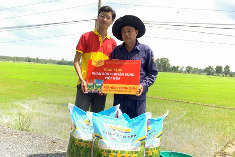 Nông Dân Trúng Mùa Cùng Bộ Phân Bón Chuyên Dùng Việt Nga