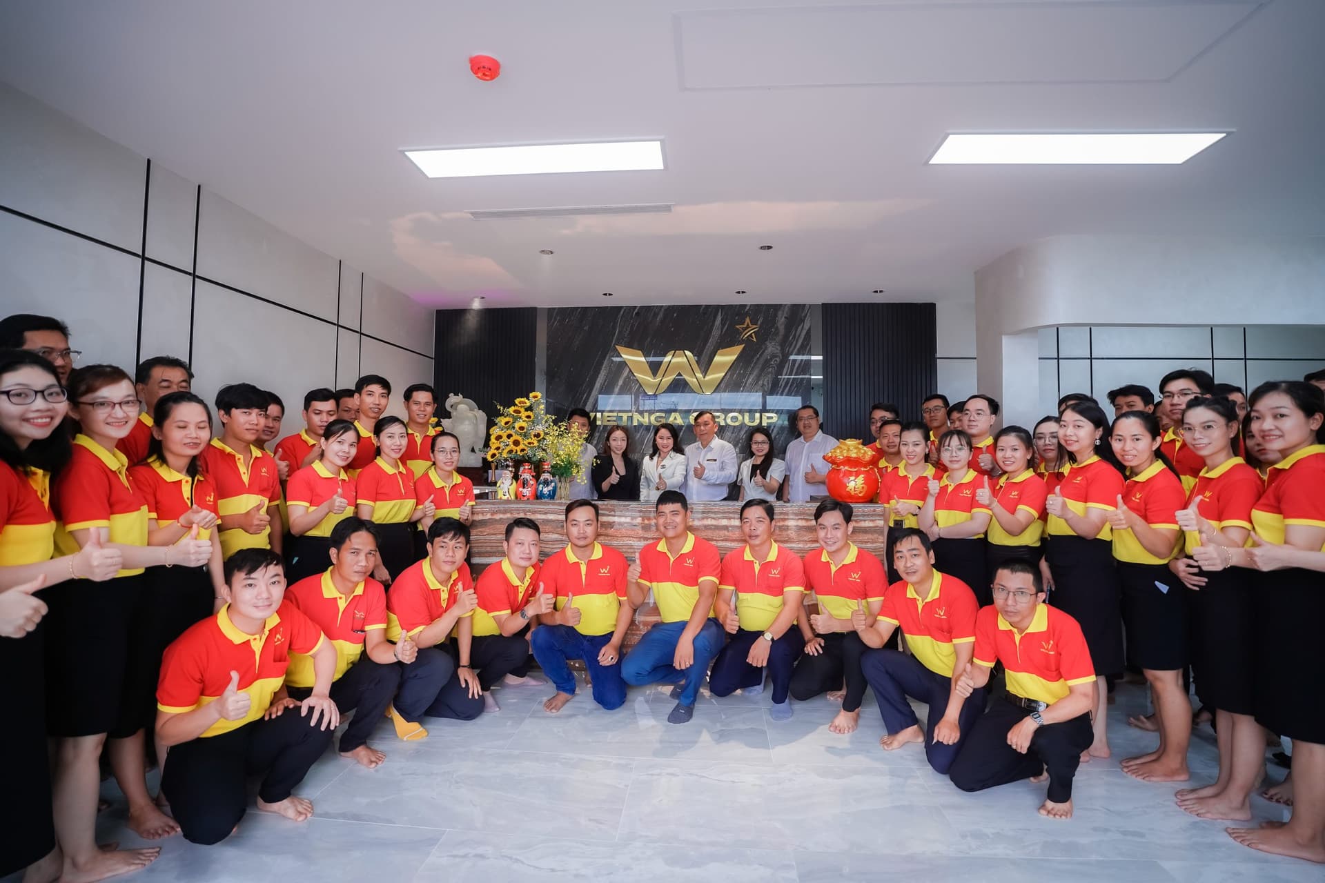 giám đốc chụp cùng tập thể nhân viên Việt Nga
