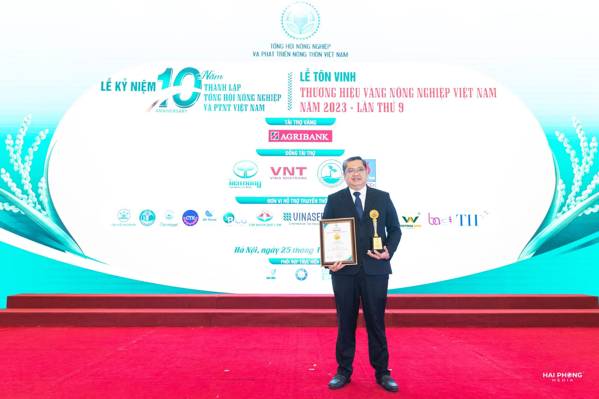 Viet Nga Fertilizer ទទួលបានពានរង្វាន់ “ម៉ាកយីហោមាសនៃកសិកម្មវៀតណាមឆ្នាំ ២០២៣”