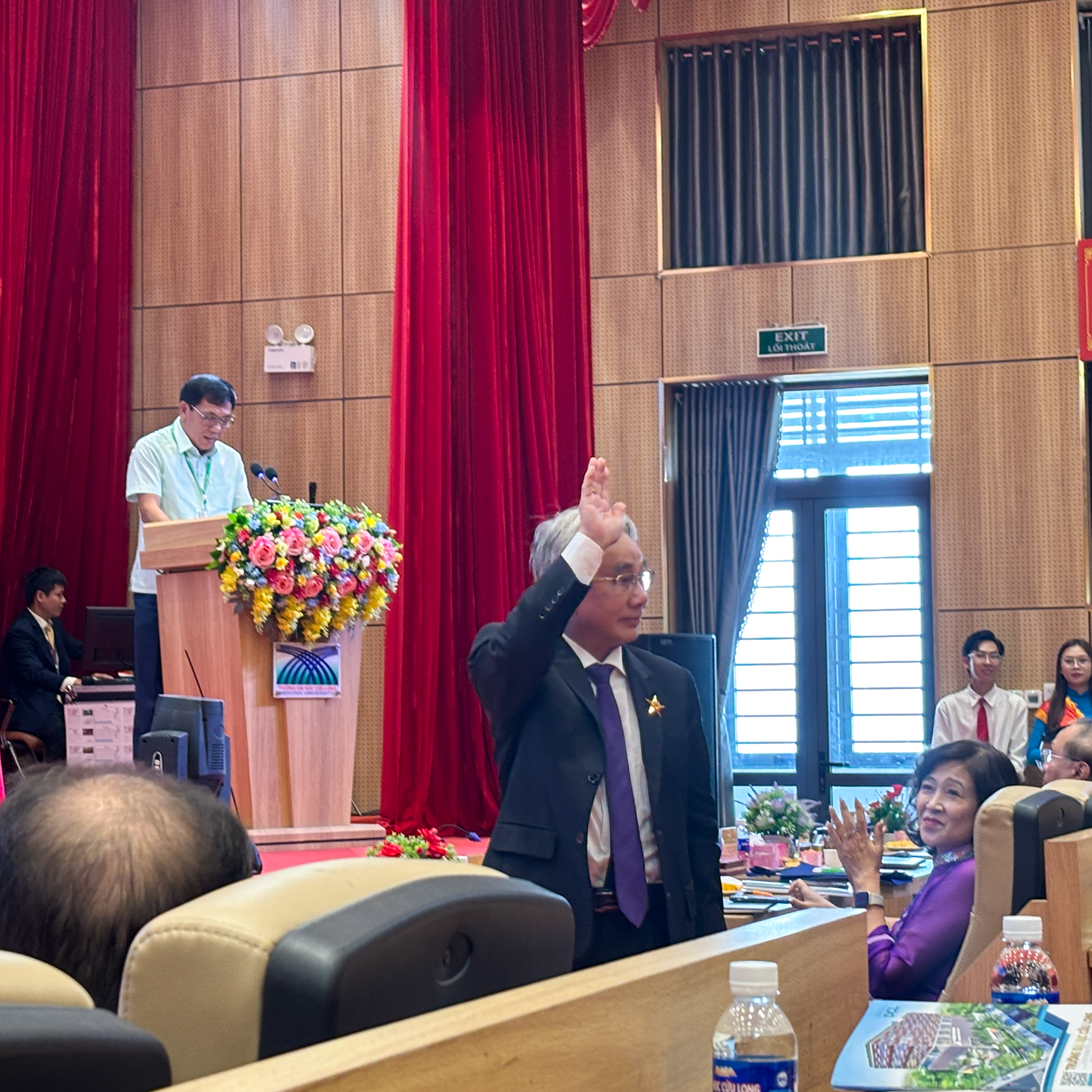 Distinguished Teacher Assoc. Prof. Dr. Luong Minh Cu, Party Committee Secretary and Rector of Cuu Long University, speaking at the workshop.