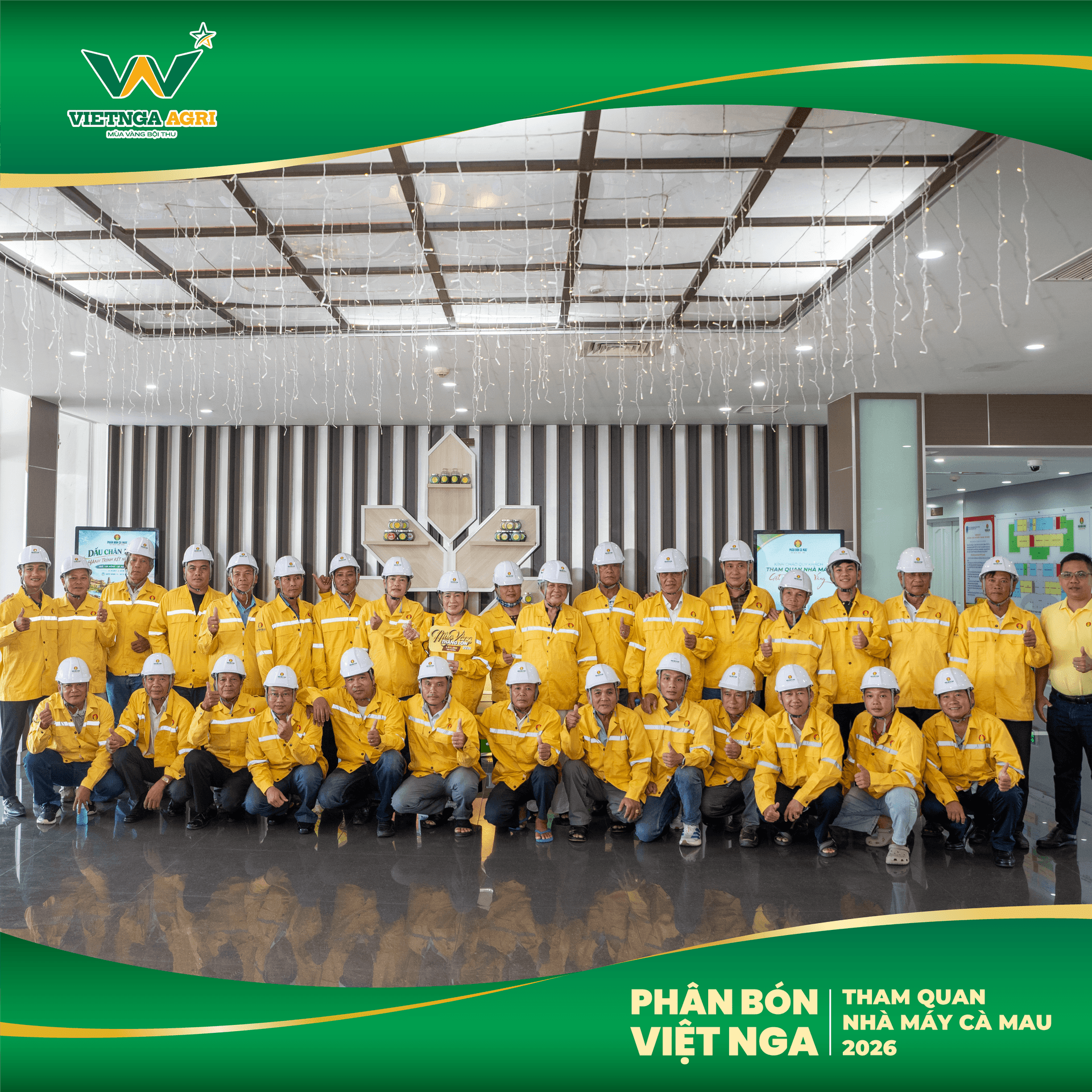 Bà con nông dân Đồng Tháp mặc đồng phục bảo hộ tại sảnh Nhà máy Phân Bón Cà Mau