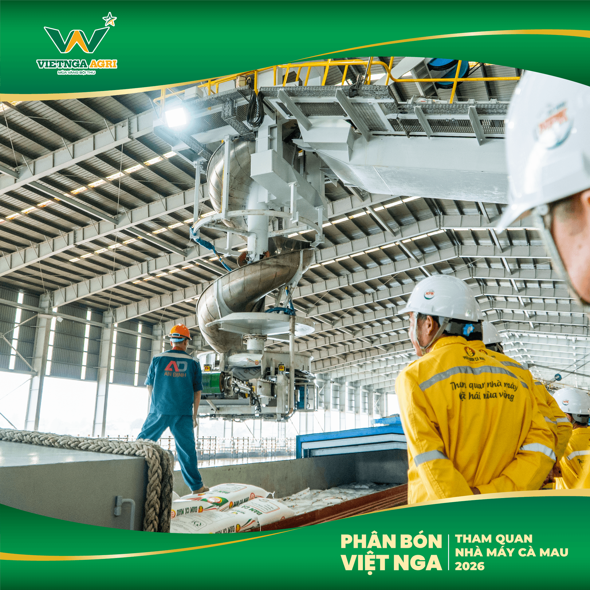 Bà con quan sát dây chuyền sản xuất NPK Cà Mau ứng dụng công nghệ Polyphosphate
