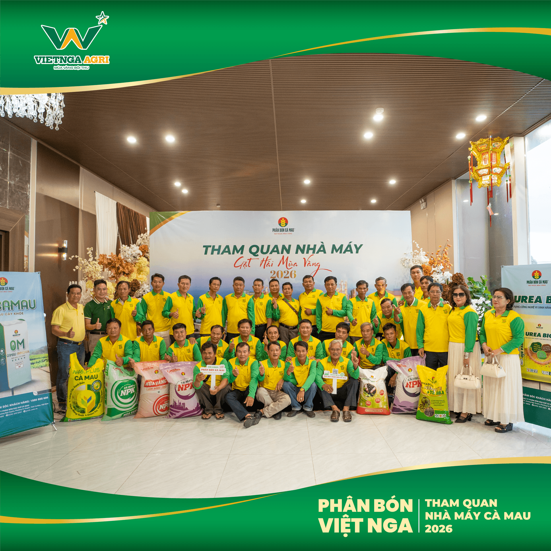 Nông dân Đồng Tháp chụp ảnh tập thể trước phông chương trình Gặt hái mùa vàng 2026
