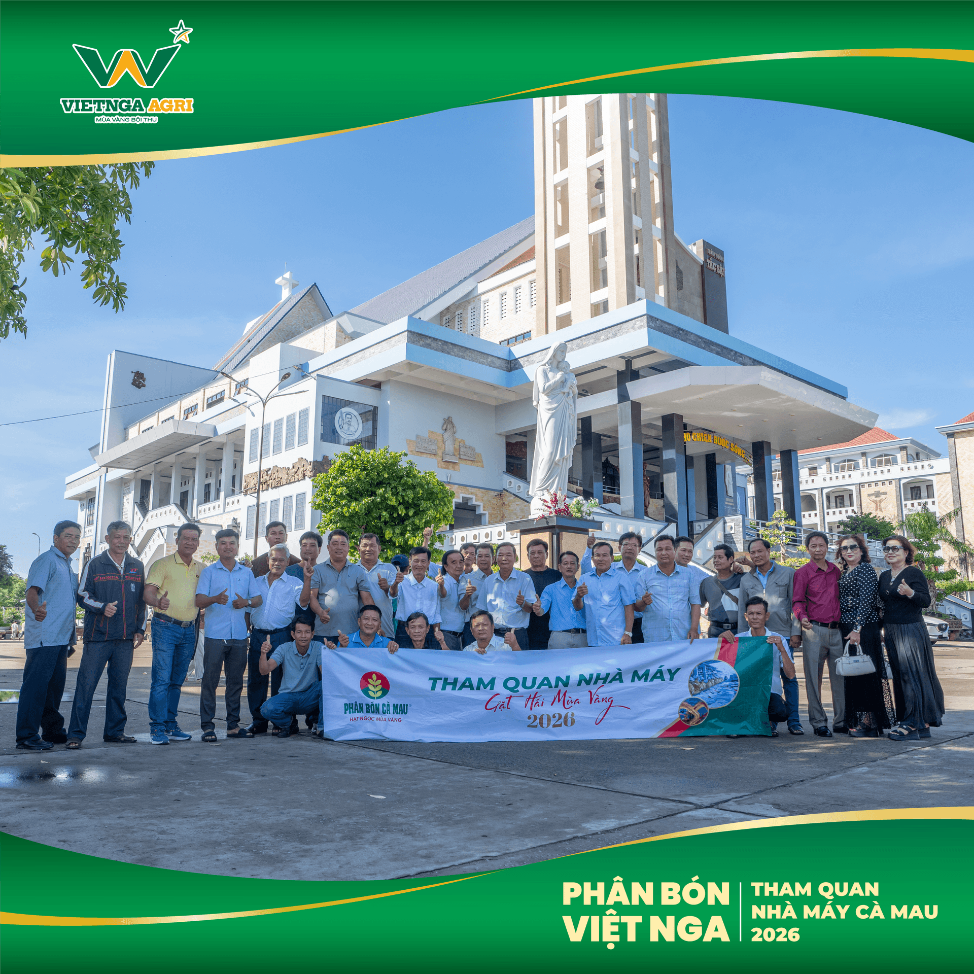 Đoàn Phân Bón Việt Nga và nông dân Đồng Tháp chụp ảnh lưu niệm trên hành trình đến Cà Mau