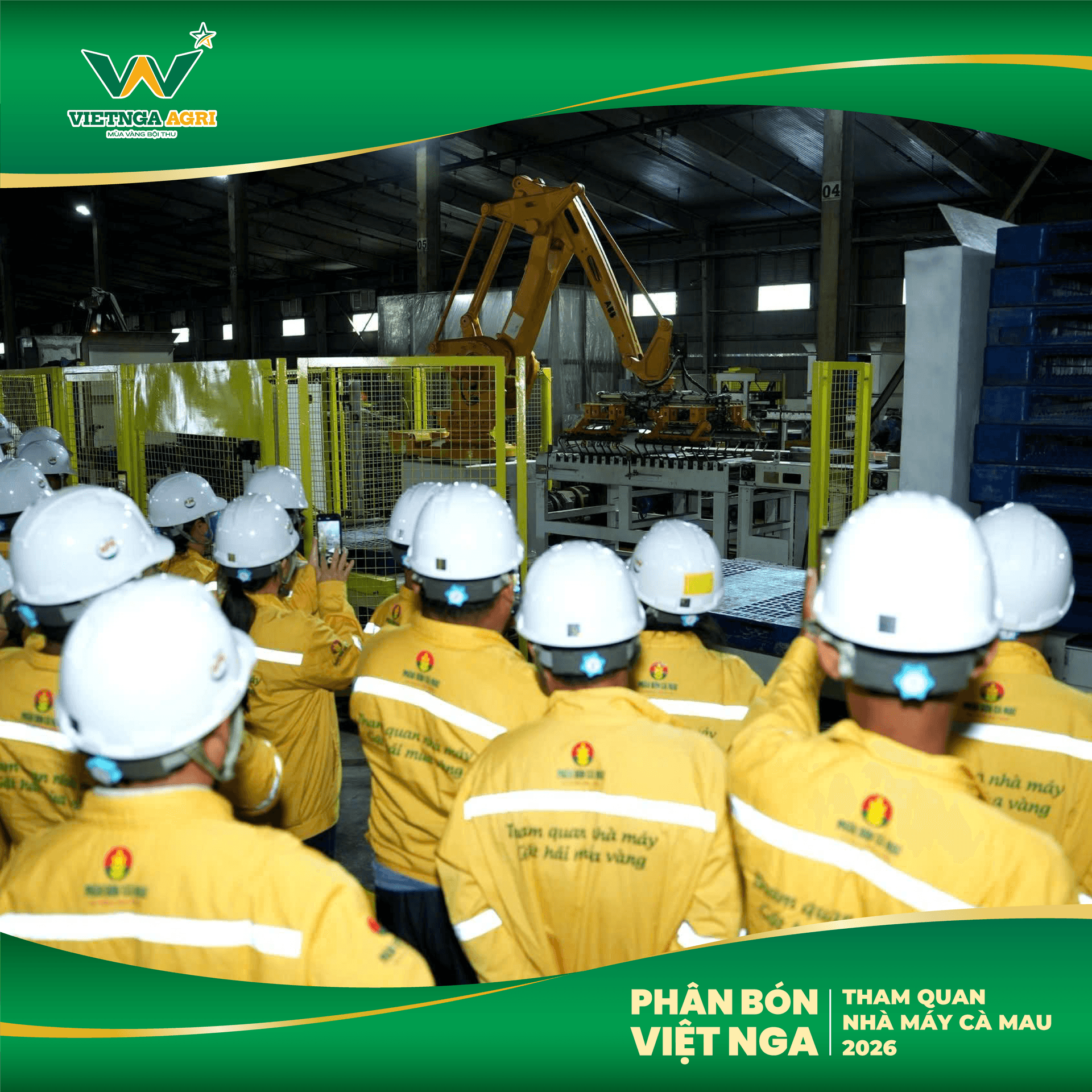 Nông dân đội mũ bảo hộ tham quan khu đóng bao tự động tại Nhà máy Phân Bón Cà Mau