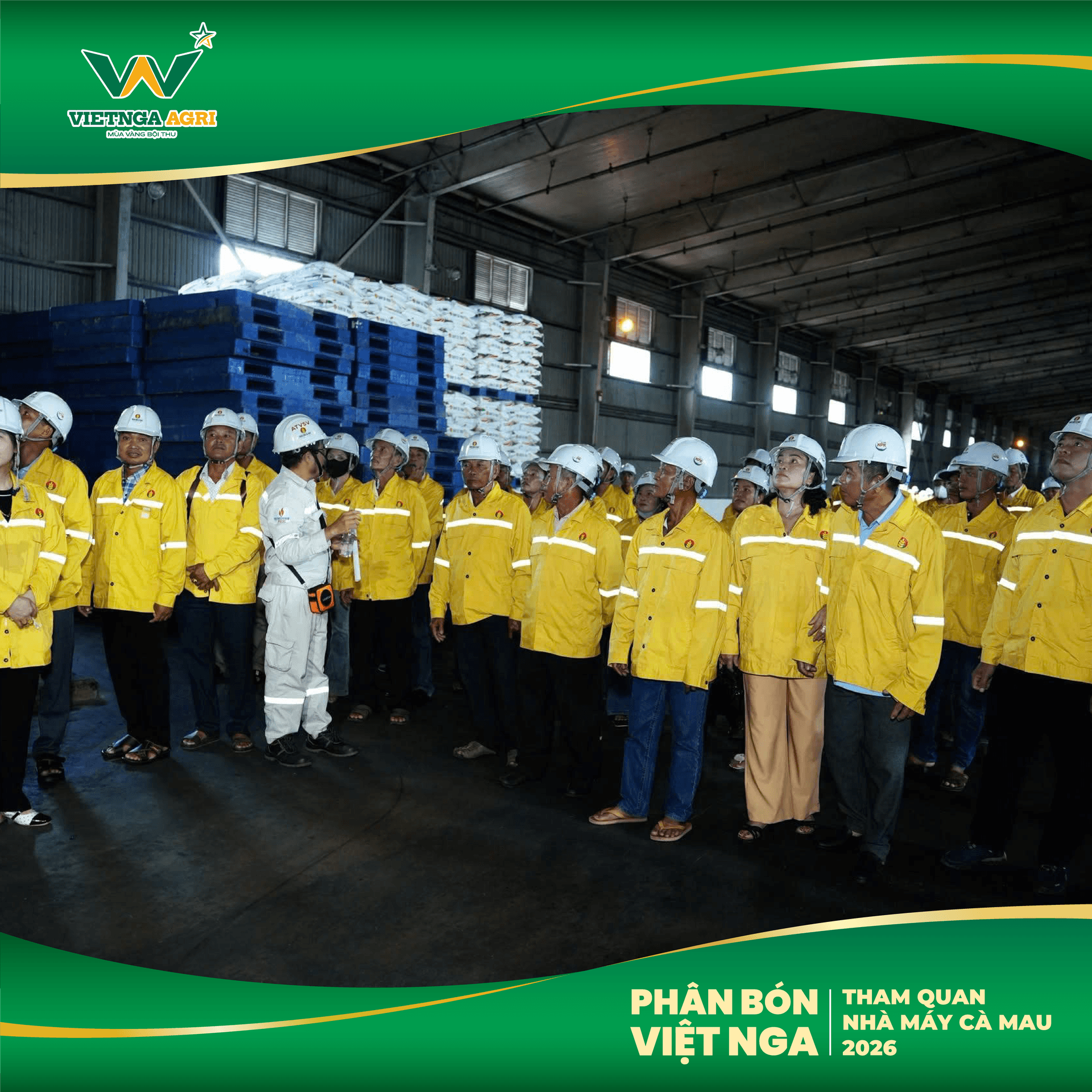 Bà con đội mũ bảo hộ tham quan kho thành phẩm Nhà máy Phân Bón Cà Mau
