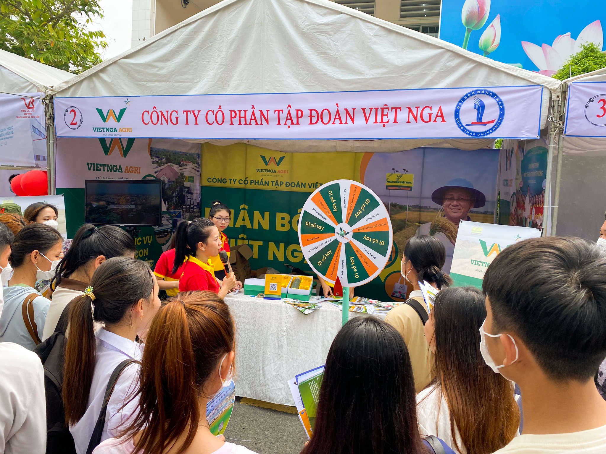 sinh viên tham gia trò chơi cùng phân bón Việt Nga