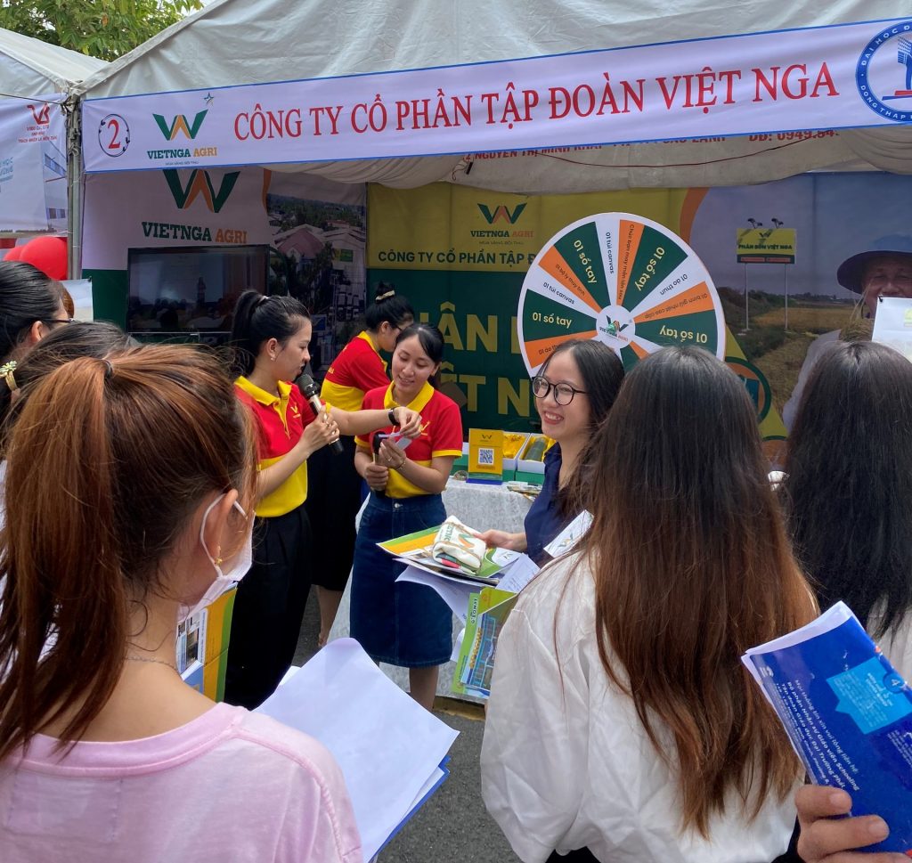 sinh viên tham gia trò chơi cùng phân bón Việt Nga