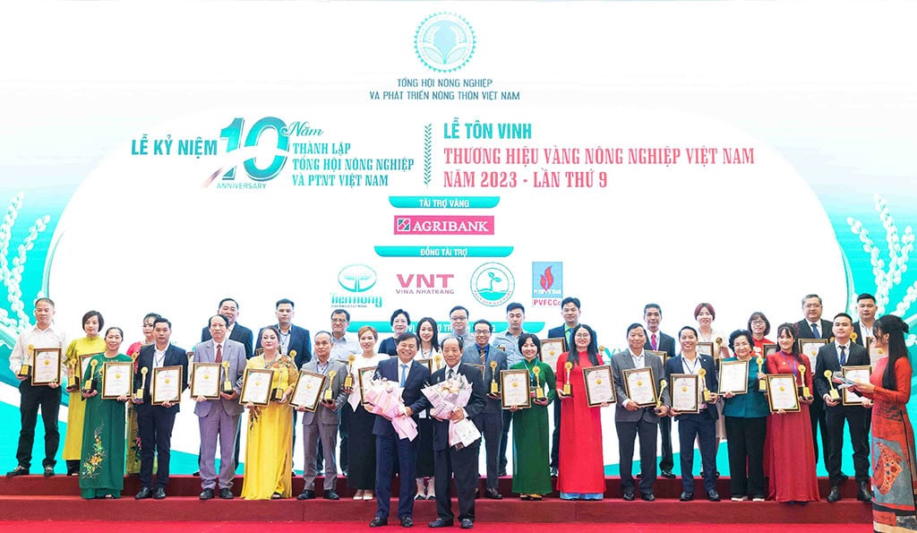 Viet Nga Fertilizer ទទួលបានពានរង្វាន់ "ម៉ាកយីហោមាសនៃកសិកម្មវៀតណាមឆ្នាំ ២០២៣" nhan giai thuong 3 1