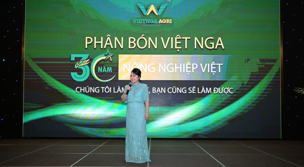 Bà Nguyễn Thị Nga - Tổng giám đốc Phân bón Việt Nga phát biểu tại Hội Nghị