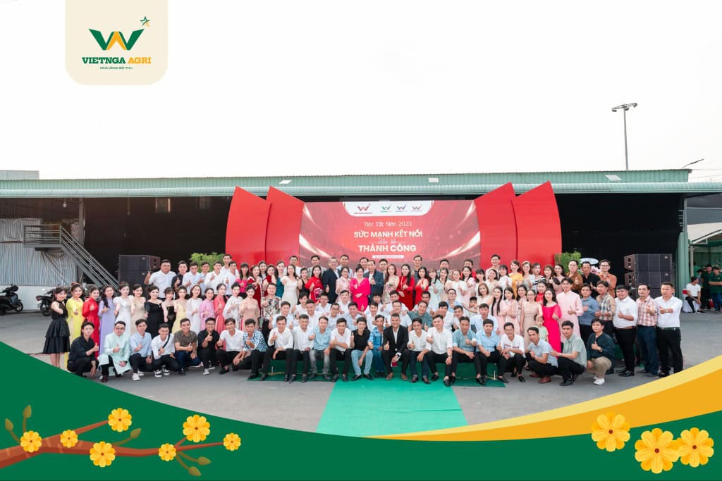 ក្រុមហ៊ុន Viet Nga Fertilizer រៀបចំពិធីជប់លៀងចុងឆ្នាំដើម្បីស្វាគមន៍រដូវផ្ការីកឆ្នាំ ២០២៤ មន្រ្តី និងនិយោជិតទាំងអស់ថតរូបរួមជាមួយគណៈដឹកនាំក្រុមហ៊ុន