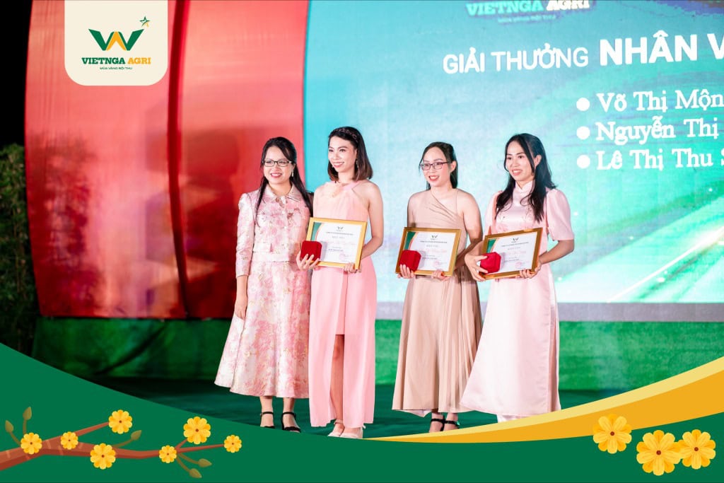 ក្រុមហ៊ុន Viet Nga Fertilizer រៀបចំពិធីជប់លៀងចុងឆ្នាំដើម្បីស្វាគមន៍រដូវផ្ការីកឆ្នាំ ២០២៤ ក្រុម និងបុគ្គលដែលទទួលបានការសរសើរនៅក្នុងពិធីបុណ្យចុងឆ្នាំ