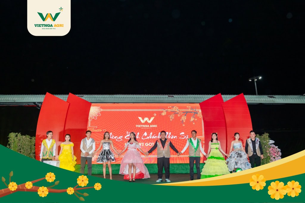 ក្រុមហ៊ុន Viet Nga Fertilizer រៀបចំពិធីជប់លៀងចុងឆ្នាំដើម្បីស្វាគមន៍រដូវផ្ការីកឆ្នាំ ២០២៤ ផ្នែករដ្ឋបាល - នាយកដ្ឋានធនធានមនុស្ស បានចែករំលែកចំណាត់ថ្នាក់លេខបួន ជាមួយនឹងសម្លៀកបំពាក់ប្រកបដោយភាពច្នៃប្រឌិត និងច្នៃប្រឌិត។