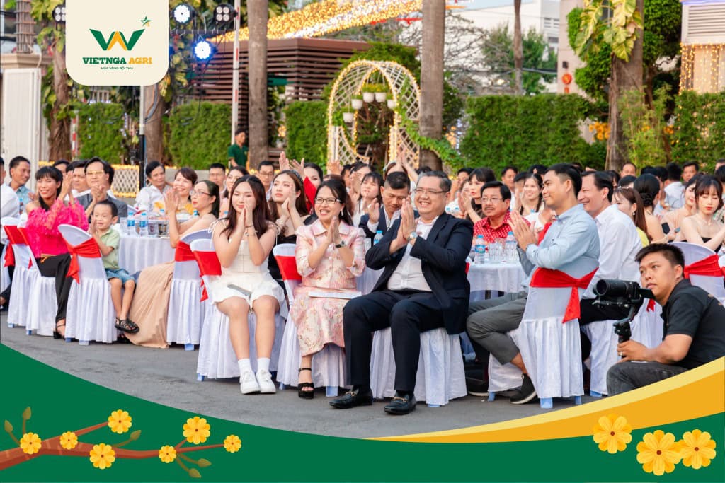 ក្រុមហ៊ុន Viet Nga Fertilizer រៀបចំពិធីជប់លៀងចុងឆ្នាំដើម្បីស្វាគមន៍រដូវផ្ការីកឆ្នាំ ២០២៤ បរិយាកាសសប្បាយរីករាយ និងពេញលេញនៃភាពរីករាយនៅពិធីបុណ្យចុងឆ្នាំ