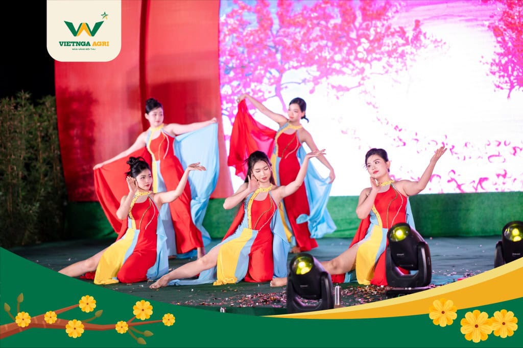 ក្រុមហ៊ុន Viet Nga Fertilizer រៀបចំពិធីជប់លៀងចុងឆ្នាំដើម្បីស្វាគមន៍រដូវផ្ការីកឆ្នាំ ២០២៤ ការសម្តែង Hoa Xuan Dat Viet បានឈ្នះរង្វាន់លេខបួន។