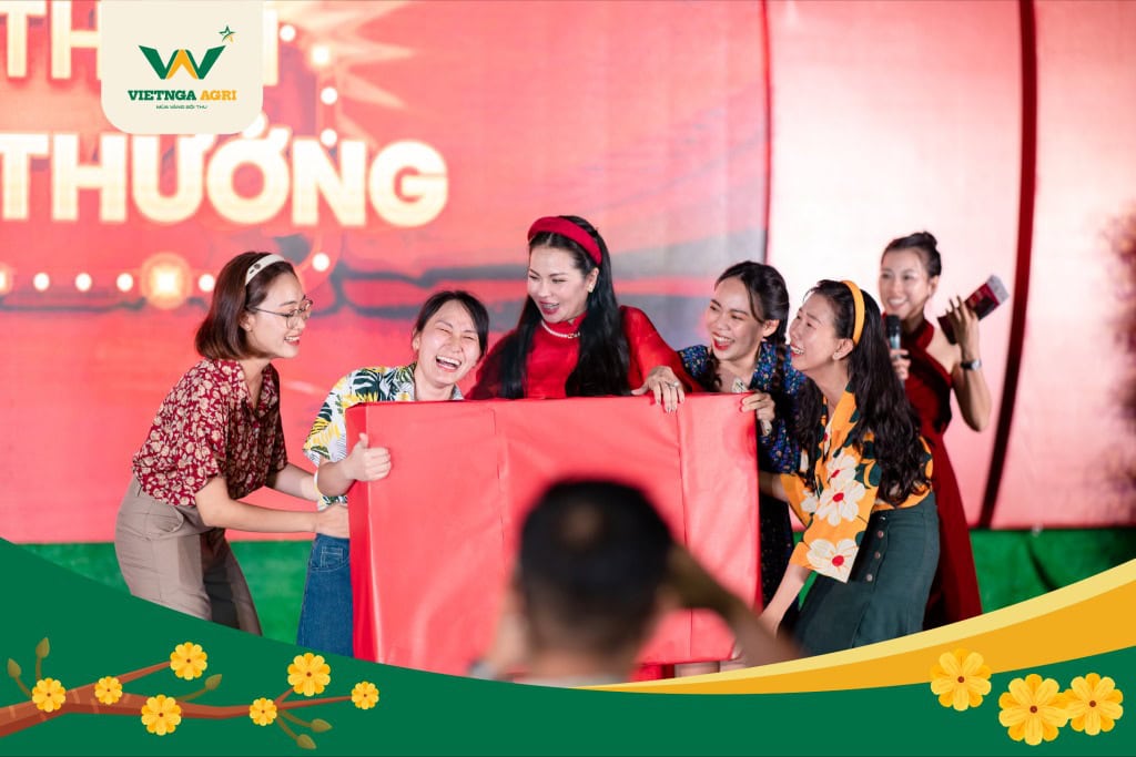 ក្រុមហ៊ុន Viet Nga Fertilizer រៀបចំពិធីជប់លៀងចុងឆ្នាំដើម្បីស្វាគមន៍រដូវផ្ការីកឆ្នាំ ២០២៤ រង្វាន់ដ៏មានតម្លៃពីការចាប់ឆ្នោតសំណាង
