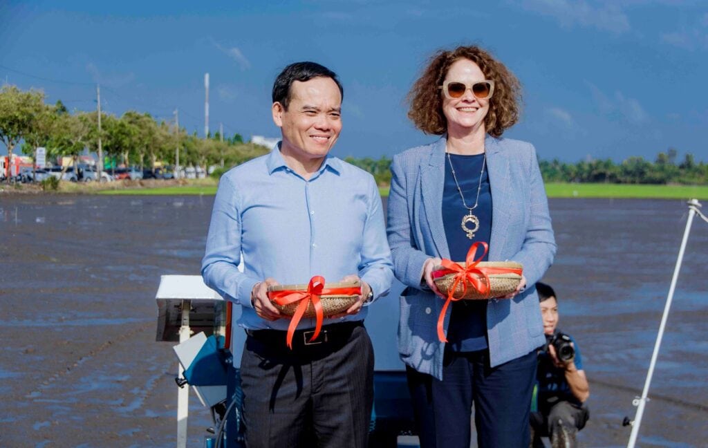 Những Điều Bà Con Cần Biết Về Đề Án 1 Triệu Ha Lúa Chất Lượng Cao Phó Thủ tướng Chính phủ Trần Lưu Quang bà Carolyn Turk, Giám đốc quốc gia Ngân hàng Thế giới tại Việt Nam trong buổi Lễ phát động đề án.