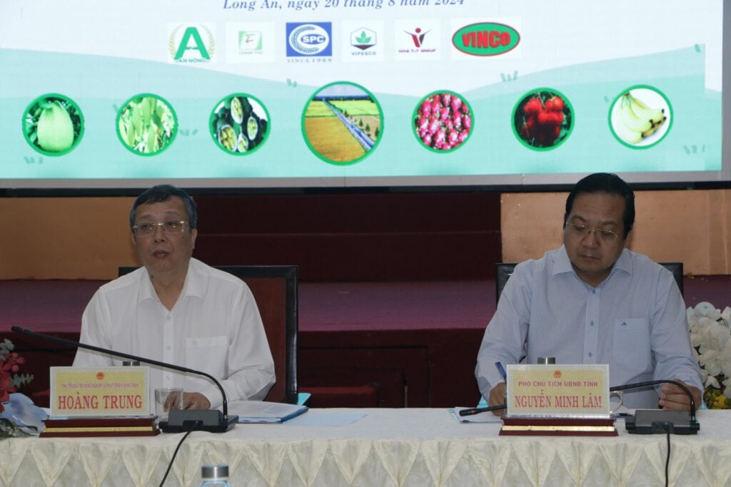 Following Technical Guidelines for Sustainable Production in the Mekong Delta Deputy Minister of Agriculture and Rural Development Hoàng Trung and Mr. Nguyễn Minh Lâm, Standing Vice Chairman of the Long An Provincial People’s Committee
