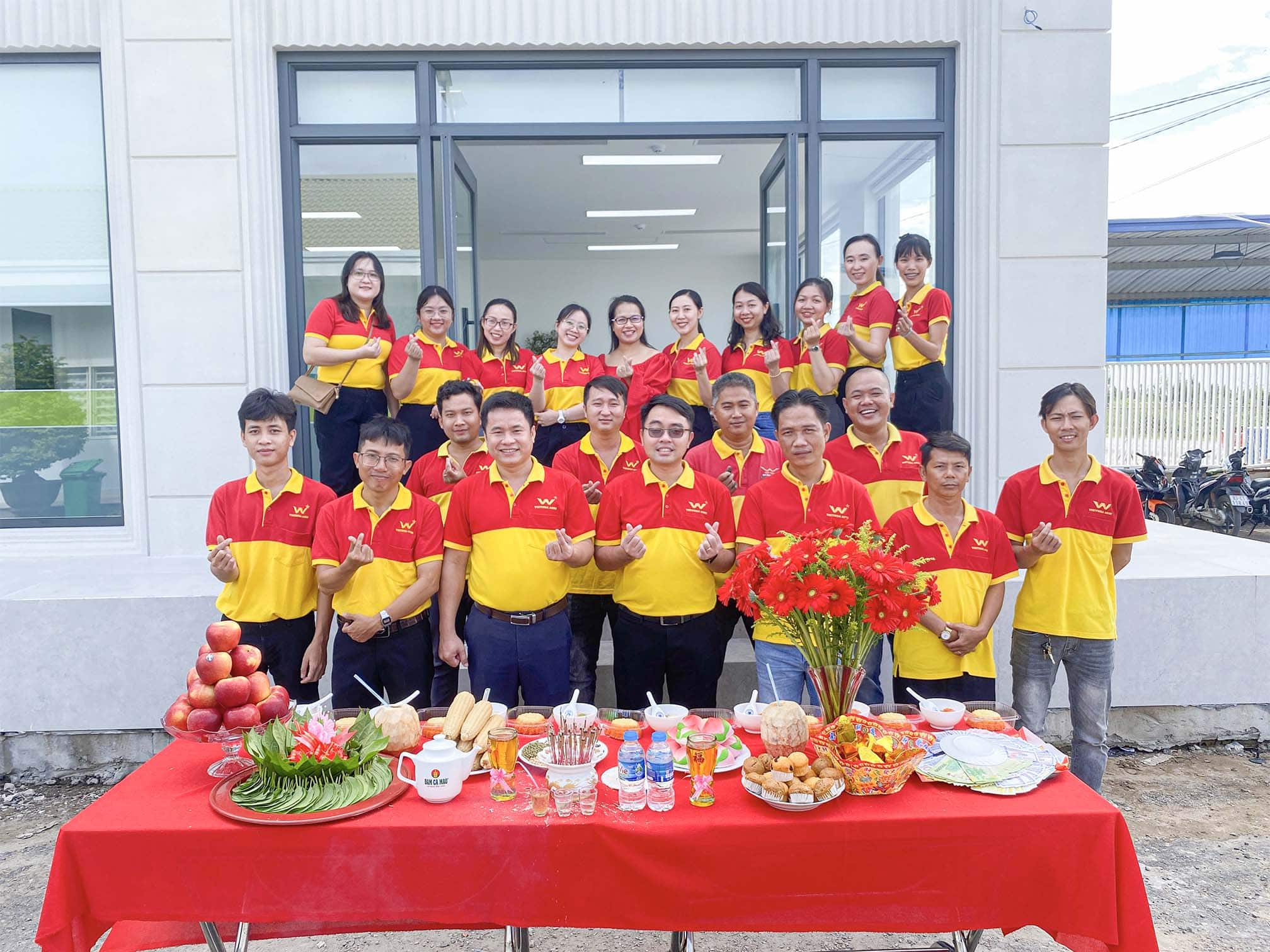 Ban Giám Đốc cùng các nhân viên công ty hân hoan trong không khí khai trương văn phòng mới của chi nhánh