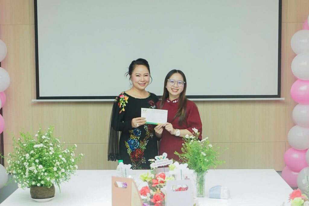 Phân Bón Việt Nga Chúc Mừng Ngày Phụ Nữ Việt Nam 20/10 Bà Nguyễn Thị Nga trao những phần quà cho các đội có phần thi ấn tượng
