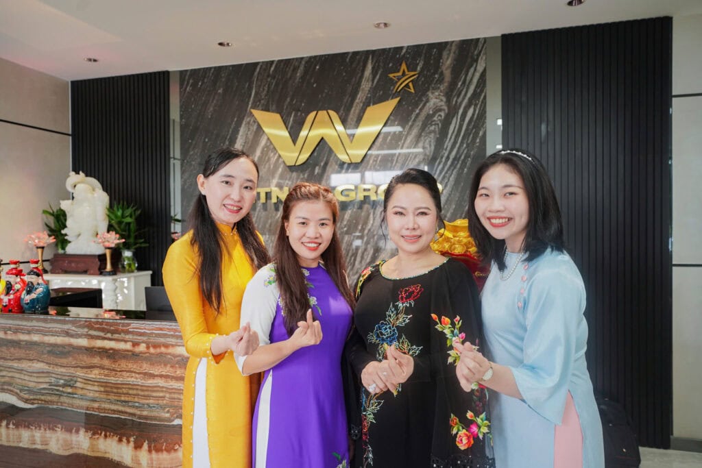 Phân Bón Việt Nga Chúc Mừng Ngày Phụ Nữ Việt Nam 20/10 "Bạn có thể làm bất cứ điều gì nếu như bạn tin rằng mình có thể làm được." Bà Nguyễn Thị Nga chân thành chia sẻ.