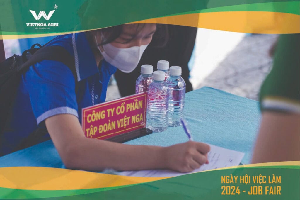 Phân Bón Việt Nga Đồng Hành Cùng Các Bạn Sinh Viên Tại Ngày Hội Việc Làm 2024 Hình ảnh các bạn sinh viên tại gian hàng của Phân Bón Việt Nga