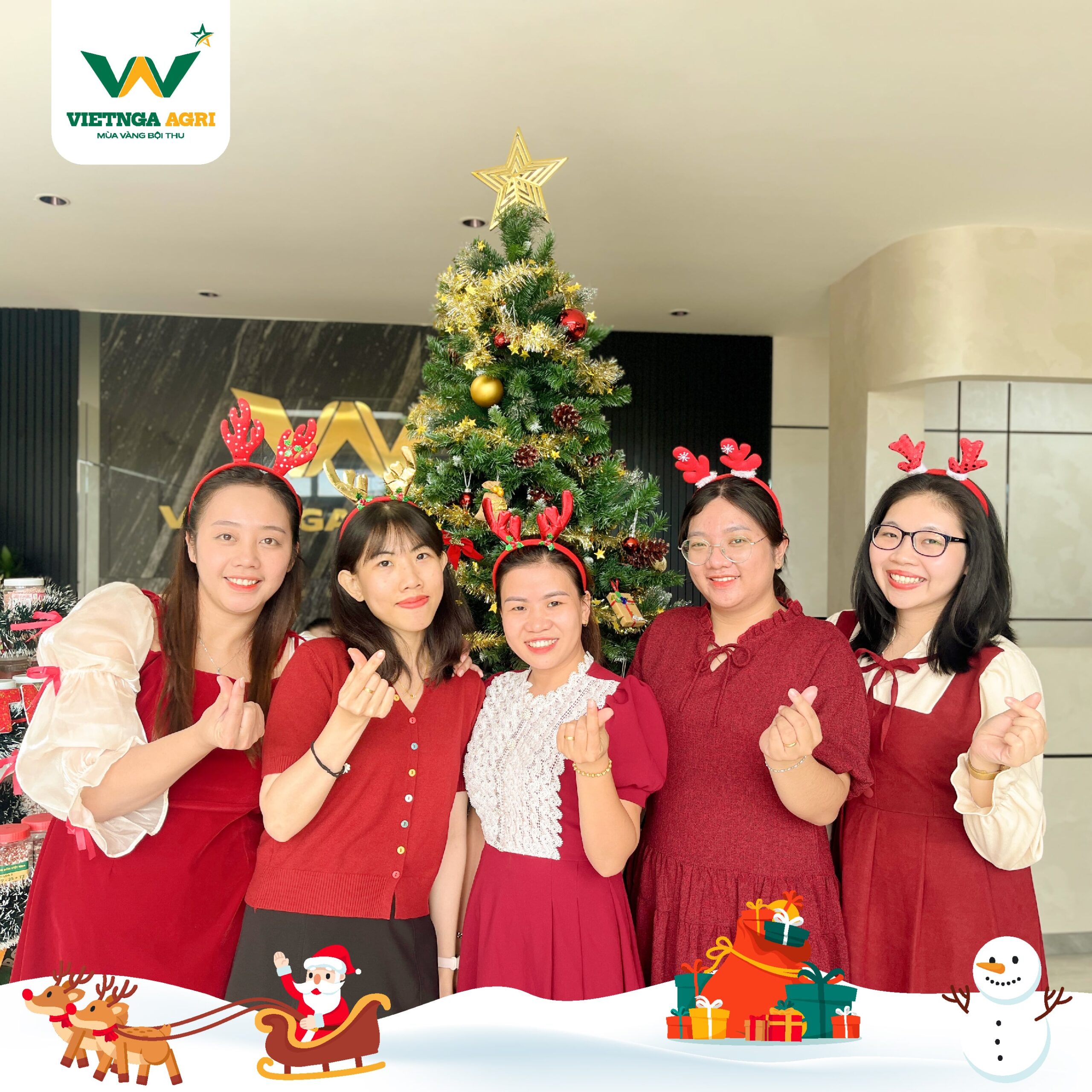 Các chị em Việt Nga xinh đẹp tạo dáng bên cây thông noel