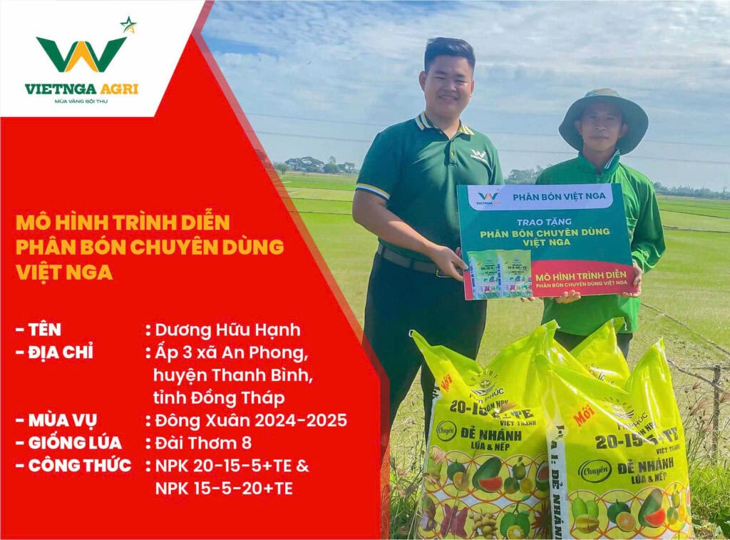 Demonstration Model of Viet Nga Agri’s Specialized Fertilizer at the Rice Field of Mr. Duong Huu Hanh A representative from Viet Nga Agri presents the specialized fertilizer solution package for rice to Mr. Duong Huu Hanh (An Phong Commune, Thanh Binh District, Dong Thap Province).