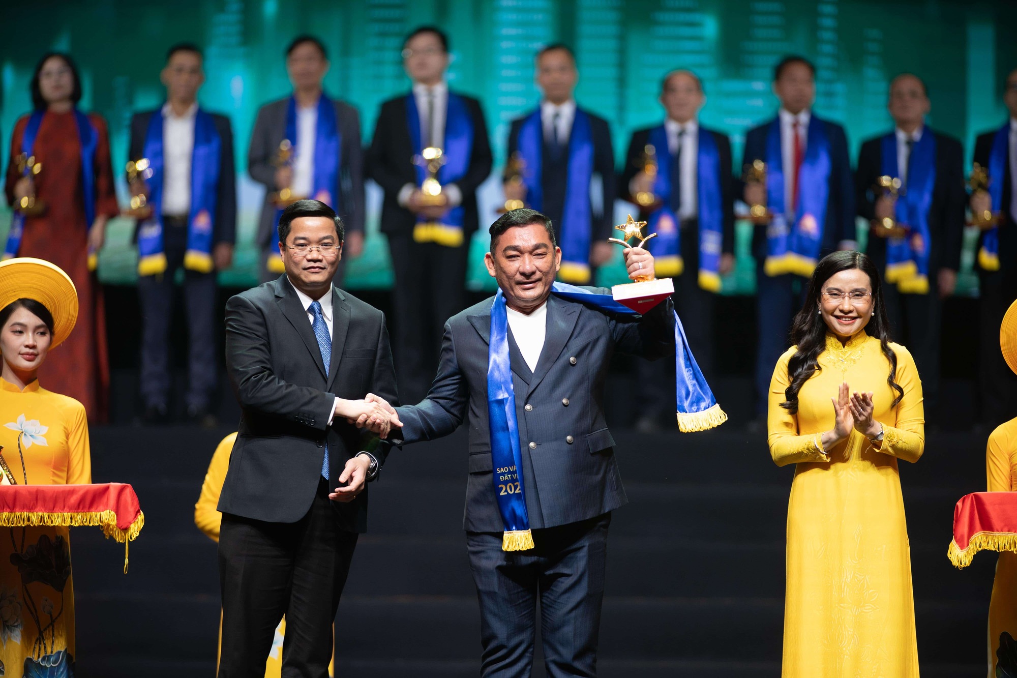 Ông Phạm Minh Việt - Chủ tịch HĐQT Công ty Cổ phần Tập đoàn Việt Nga nhận giải thưởng T0P200 Sao Vàng đất Việt 2024