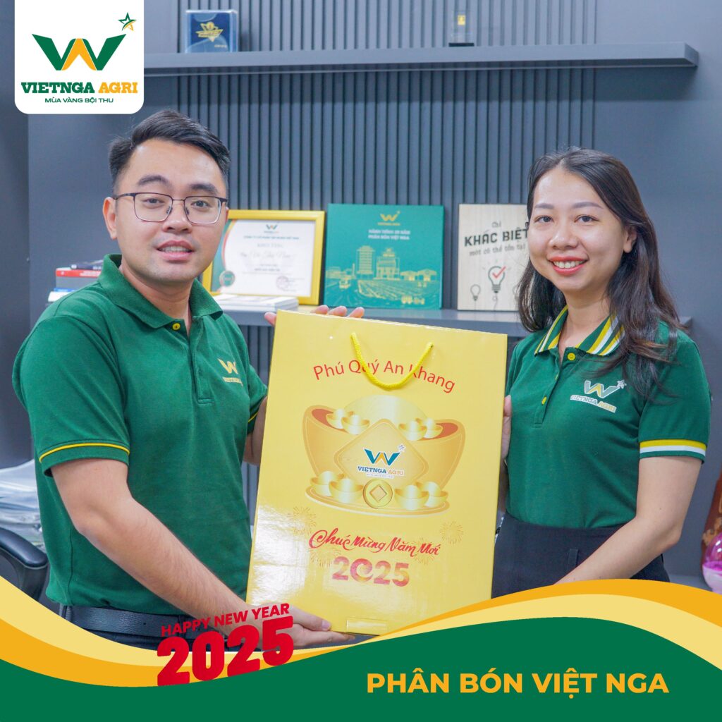 Phân Bón Việt Nga Trao Quà Tết, Lan Tỏa Niềm Vui Xuân Tặng lịch cán bộ nhân viên Phân Bón Việt Nga