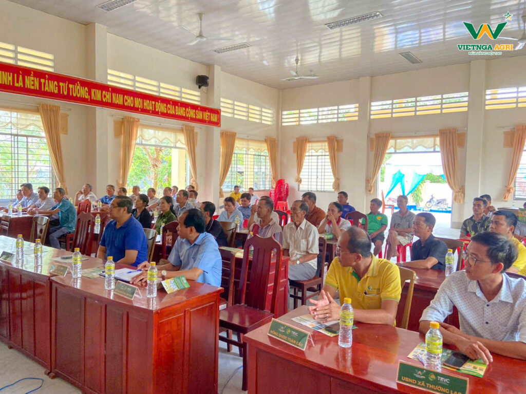 Phân Bón Việt Nga Tổ Chức Hội Thảo Tổng Kết Dự Án TRVC Tại HTX Số 2 Hội thảo Tổng kết Dự án TRVC được tổ chức tại Trung tâm học tập cộng đồng xã Thường Lạc (xã Thường Lạc, huyện Hồng Ngự), thu hút đông đảo khách mời tham dự