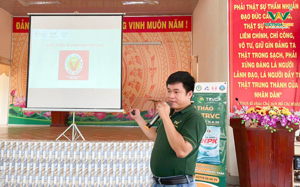 Phân Bón Việt Nga Tổ Chức Hội Thảo Tổng Kết Dự Án TRVC Tại HTX Số 2 Ông Trần Hữu Vĩnh, Trợ lý Phó Tổng Giám đốc, đại diện Phân Bón Việt Nga trình bày các tham luận trong hội thảo Tổng kết dự án TRVC
