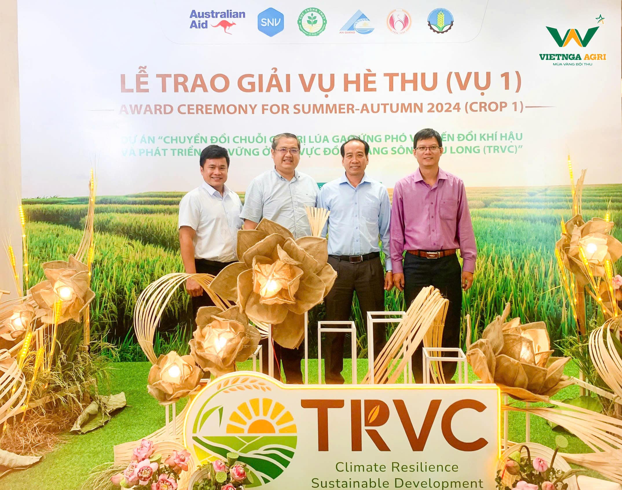 Đại diện Phân Bón Việt Nga (đứng thứ nhất và thứ hai từ trái sang) cùng đại diện các ban, ngành tại Lễ trao giải vụ 1 - vụ Hè Thu 2024.