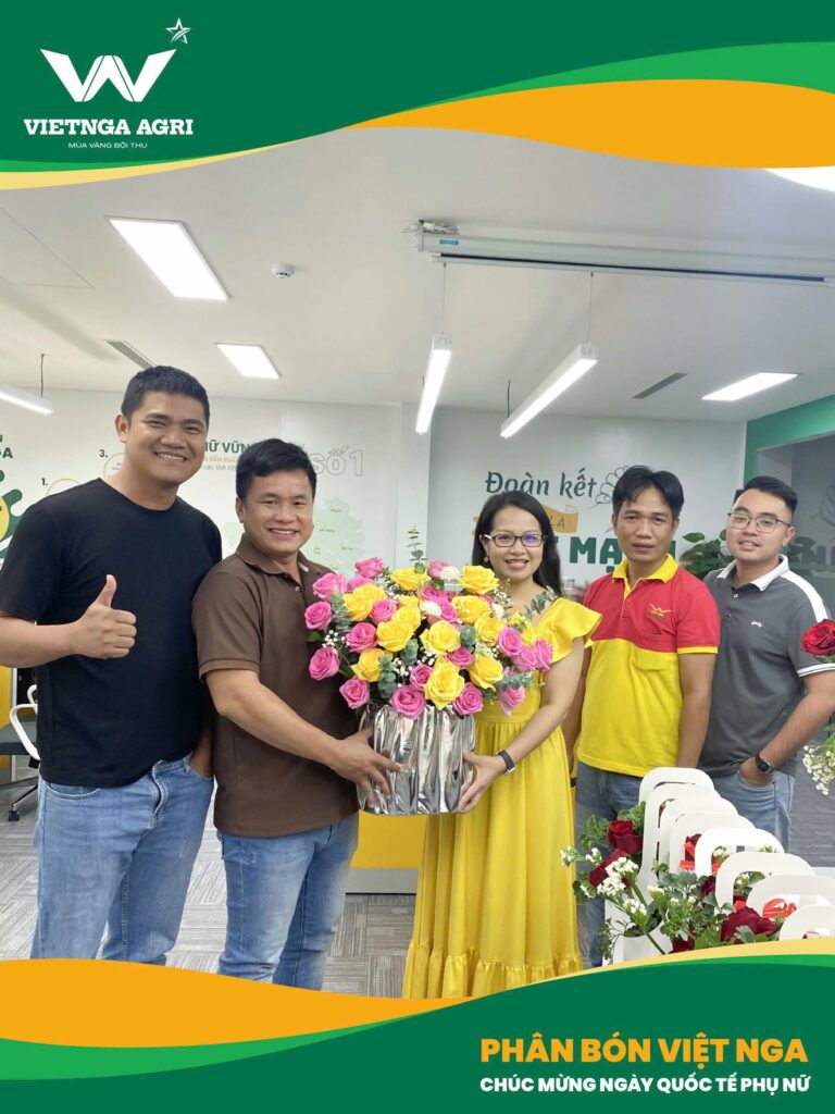 Các nhân viên nam tặng hoa đến bà Nguyễn Thị Thu Cúc - Phó Tổng Giám đốc công ty