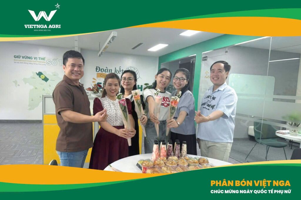 Chị em Phòng Kinh Doanh rạng rỡ bên những món quà 8/3 xinh xắn, cùng nhau chia sẻ niềm vui trong ngày đặc biệt