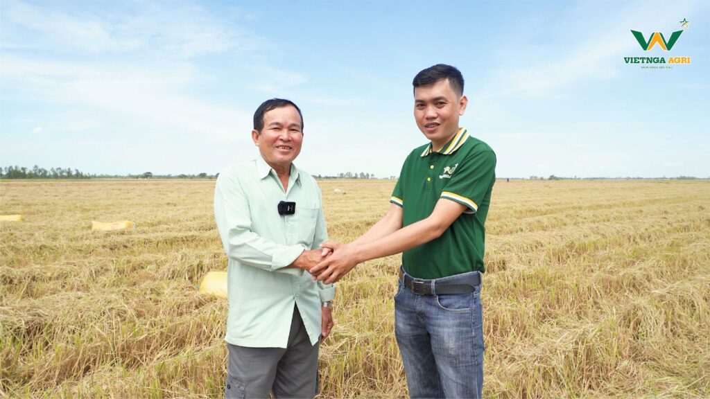 Rice Farmers Earn Over 30 Million VND per Hectare in Profit When Partnering with Viet Nga Agri under the TRVC Project Mr. Lê Văn Chơn (left) shares the achievements after one successful crop season applying advanced farming practices from the TRVC project.
