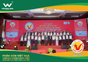 Phân Bón Việt Nga Vinh Dự Nhận Danh Hiệu Hàng Việt Nam Chất Lượng Cao 2025 Ban Tổ Chức trao Giấy chứng nhận cho các doanh nghiệp