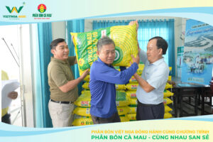 Phân Bón Việt Nga Đồng Hành Cùng Chương Trình "Phân Bón Cà Mau - Cùng Nhau San Sẻ" Hoạt động trao tặng phân cho bà con nông dân trong chương trình "Phân Bón Cà Mau - Cùng Nhau San Sẻ".