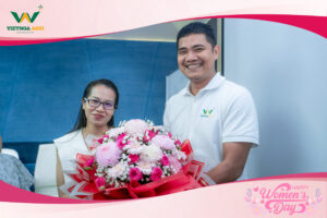 Ban lãnh đạo và các anh em trong công ty gửi tặng hoa và lời chúc đến các chị em nhân ngày 8/3.