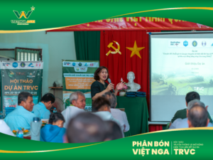 Bà Trần Thu Hà, Giám đốc Dự án TRVC giới thiệu tổng quan về Dự án với bà con HTX Phú Bình, đồng thời khuyến khích mở rộng diện tích tham gia Dự án. Bà Trần Thu Hà, Giám đốc Dự án TRVC giới thiệu tổng quan về Dự án với bà con HTX Phú Bình, đồng thời khuyến khích mở rộng diện tích tham gia Dự án.