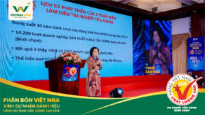 Bà Vũ Kim Hạnh, Chủ tịch Hội Doanh Nghiệp Việt Nam Chất Lượng Cao phát biểu tại buổi lễ trao giải thưởng Bà Vũ Kim Hạnh, Chủ tịch Hội Doanh Nghiệp Việt Nam Chất Lượng Cao phát biểu tại buổi lễ trao giải thưởng