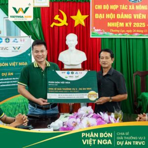 Đại diện Phân Bón Việt Nga trao phần thưởng Dự án TRVC vụ Hè Thu 2025 cho HTXNN Số 2 Thường Lạc. Đại diện Phân Bón Việt Nga trao phần thưởng Dự án TRVC vụ Hè Thu 2025 cho HTXNN Số 2 Thường Lạc.